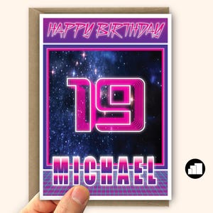 Gepersonaliseerde 19e verjaardagskaart voor jongenszoon Synthwave-ruimtethema Grote kaart en berichtopties