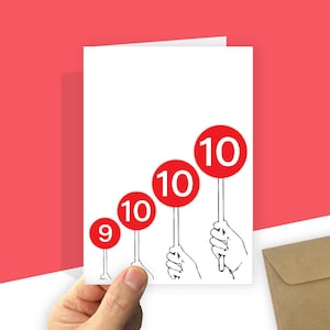 Puede incluir: Una tarjeta de felicitación blanca con un dibujo lineal en blanco y negro de cuatro manos sosteniendo paletas de puntuación circulares rojas. Las paletas muestran los números 9, 10, 10 y 10 en blanco, dispuestos en una línea diagonal.