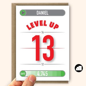 NIVEAU UP! Grappige 13e verjaardagskaart voor jongen of meisje 13e verjaardag Gepersonaliseerde naam voor hem haar zoon dochter Grote kaartoptie