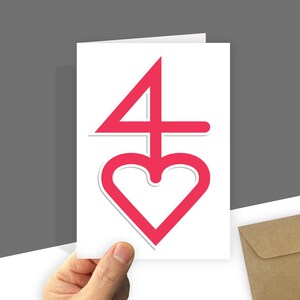 Pode incluir: Um cartão de felicitações branco com um design gráfico arrojado em rosa choque que combina o número quatro com uma forma de coração. O design está centrado na frente do cartão, segurado contra um fundo cinzento com um envelope castanho.
