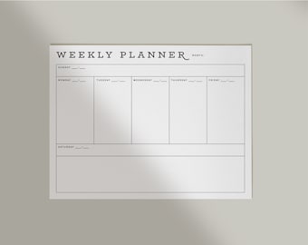 Puede incluir: Un planificador semanal en blanco y negro con el texto "WEEKLY PLANNER" en la parte superior. El planificador está dividido en siete columnas para cada día de la semana: domingo, lunes, martes, miércoles, jueves, viernes y sábado.
