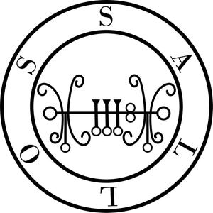 Puede incluir: Un sello negro y blanco con las letras "SATAN" inscritas alrededor del perímetro. El sello presenta una serie de líneas curvas y círculos.