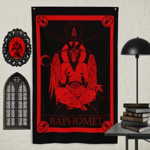 Könnte beinhalten: Schwarzes Wandtuch mit einer roten Illustration von Baphomet, einer gehörnten Gottheit mit Flügeln und einer Flamme. Das Wort "BAPHOMET" steht unten. Ein gerahmtes Bild von Baphomet und ein gotisches Fenster befinden sich links.