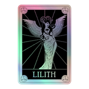 Op de afbeelding: Een holografische tarotkaart met een zwart-wit illustratie van Lilith. Het kunstwerk toont een vrouw met hoorns, vleugels en een slang, tegen een zwarte achtergrond met stralende lijnen. De kaart heeft een kleurrijke, iriserende rand.