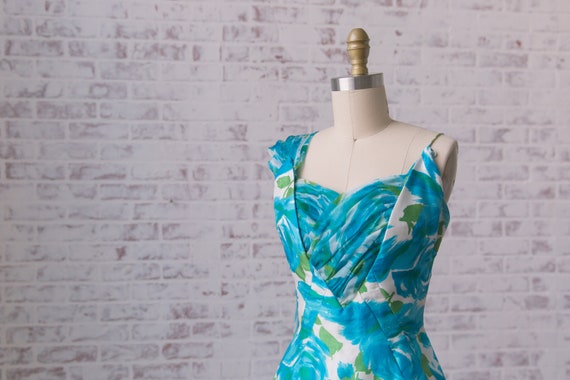 1950s Blue Rose Print Wiggle Dress size XS 24 - 2… - image 3