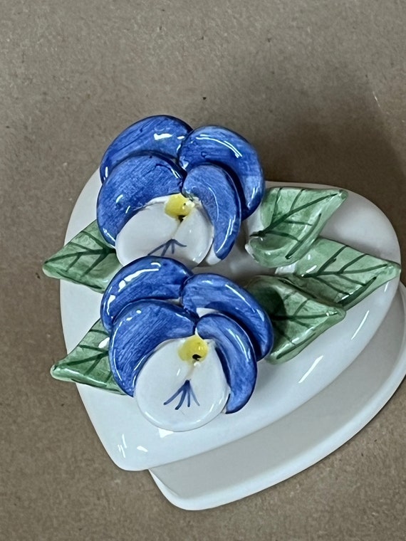 Mud PIe heart dish with lid/Pansies/Blue Ceramic … - image 2