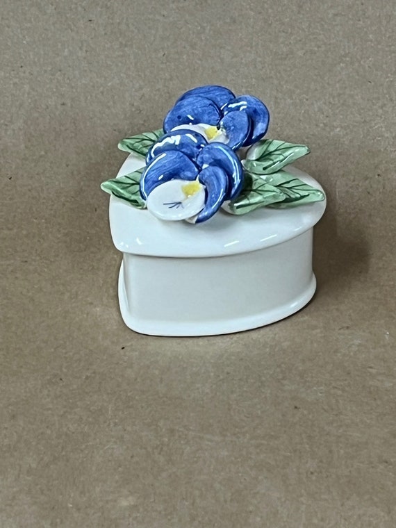 Mud PIe heart dish with lid/Pansies/Blue Ceramic … - image 5