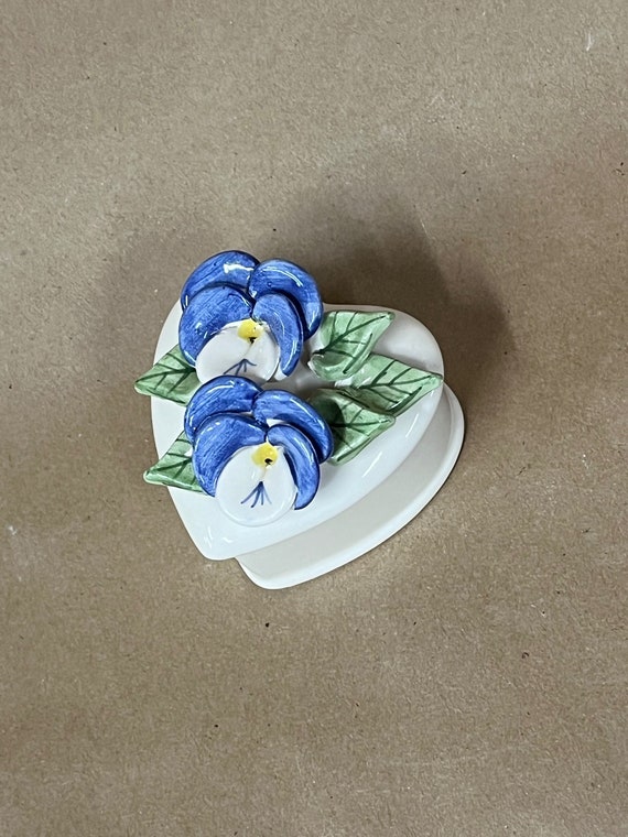 Mud PIe heart dish with lid/Pansies/Blue Ceramic p