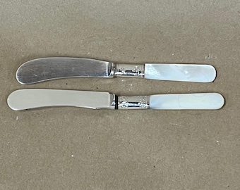Set of 2 antique mother-of-pearl handled spreaders/butter knives/serving knives/charcuterie board utensils/appetiqer knife/pearl handle