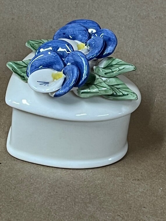 Mud PIe heart dish with lid/Pansies/Blue Ceramic … - image 3