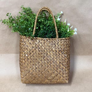 Hanging wicker basket with greenery decor/wicker purse decoration/wall basket holder for flowers/small woman&#39;s purse/summer decor/garden.