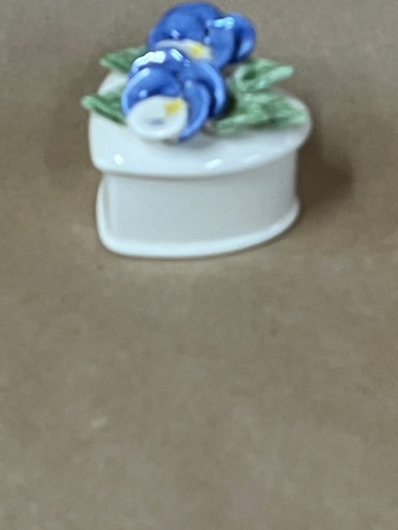 Mud PIe heart dish with lid/Pansies/Blue Ceramic … - image 4