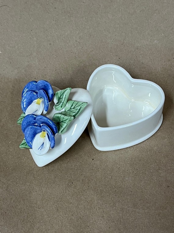 Mud PIe heart dish with lid/Pansies/Blue Ceramic … - image 6