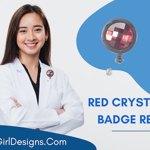 Pode incluir: Um carretel de crachá de cristal vermelho com uma moldura de metal preto e um cordão retrátil. O carretel está preso a um jaleco branco usado por uma mulher sorridente. O texto "WiGirlDesigns.Com" está na parte inferior da imagem.