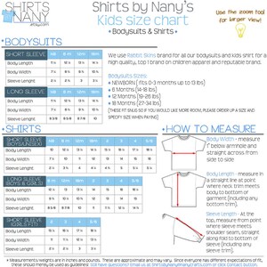 Może przedstawiać: Biało-niebieska tabela rozmiar&oacute;w dla dzieci od Shirts by Nany's, z wymiarami w calach i funtach. Zawiera tabele rozmiar&oacute;w dla body i koszul, z diagramami ilustrującymi spos&oacute;b mierzenia szerokości ciała, długości i długości rękawa.