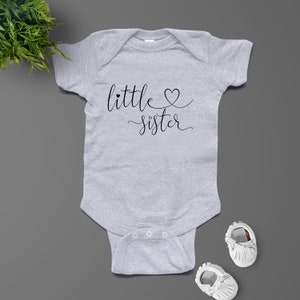 Kleine Schwester Mädchen Body, kleine Schwester Shirt, Schwangerschaft Ankündigung, Gender Reveal Shirt, große Schwester Shirt, kleine Schwester Shirt