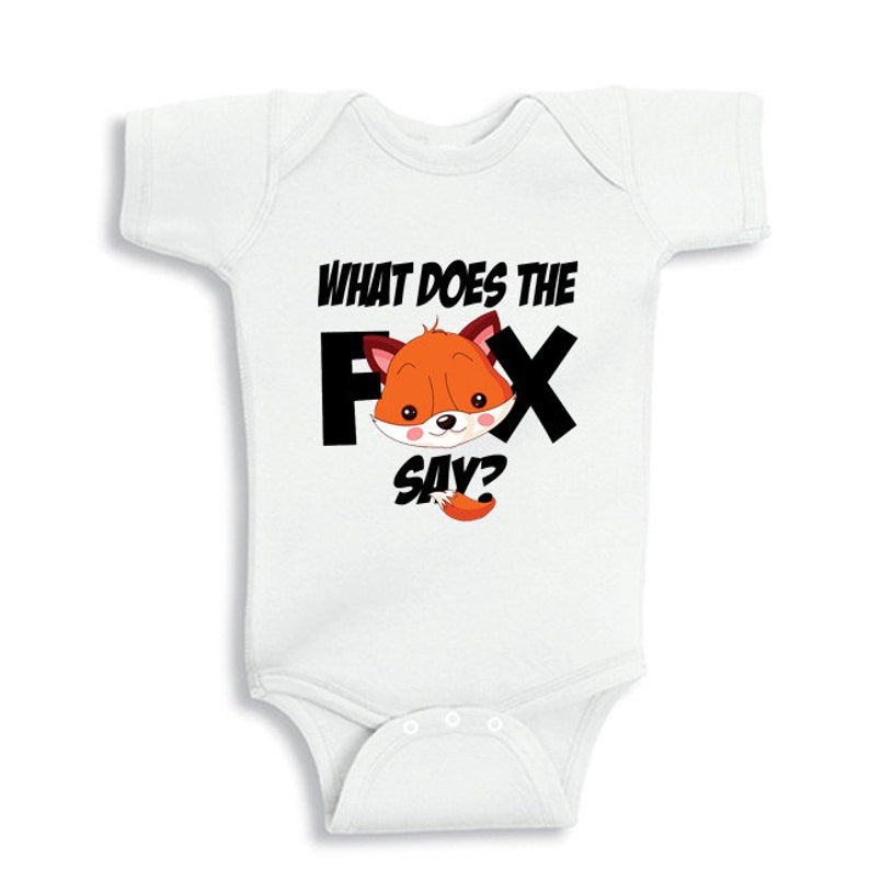 Może przedstawiać: Białe body niemowlęce z czarnym napisem "WHAT DOES THE FOX SAY?". Litera "F" zastąpiona ilustracją pomarańczowego lisa. Body ma kr&oacute;tkie rękawy i zatrzaski.