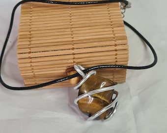 Trådbundet lindat tigerögahalsband