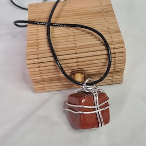 Wired Wrapped Roter Jaspis Halskette