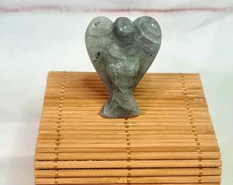 Scultura di angelo di cristallo di labradorite