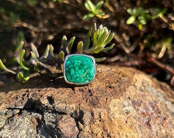 R81 Malachite Sterling Silver Ring - Patterned Band, Size 8