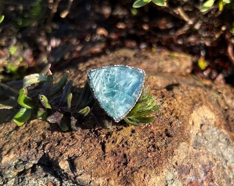 R85 Ocean Plume Fluorite Sterling Silver Ring - Embossed Band, Size 8.25