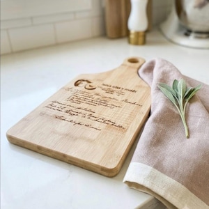 personalized handwritten recipe laser engraved on cutting board gift for mom perfect gift a cutting board with a handwritten recipe from loved one engraved on it