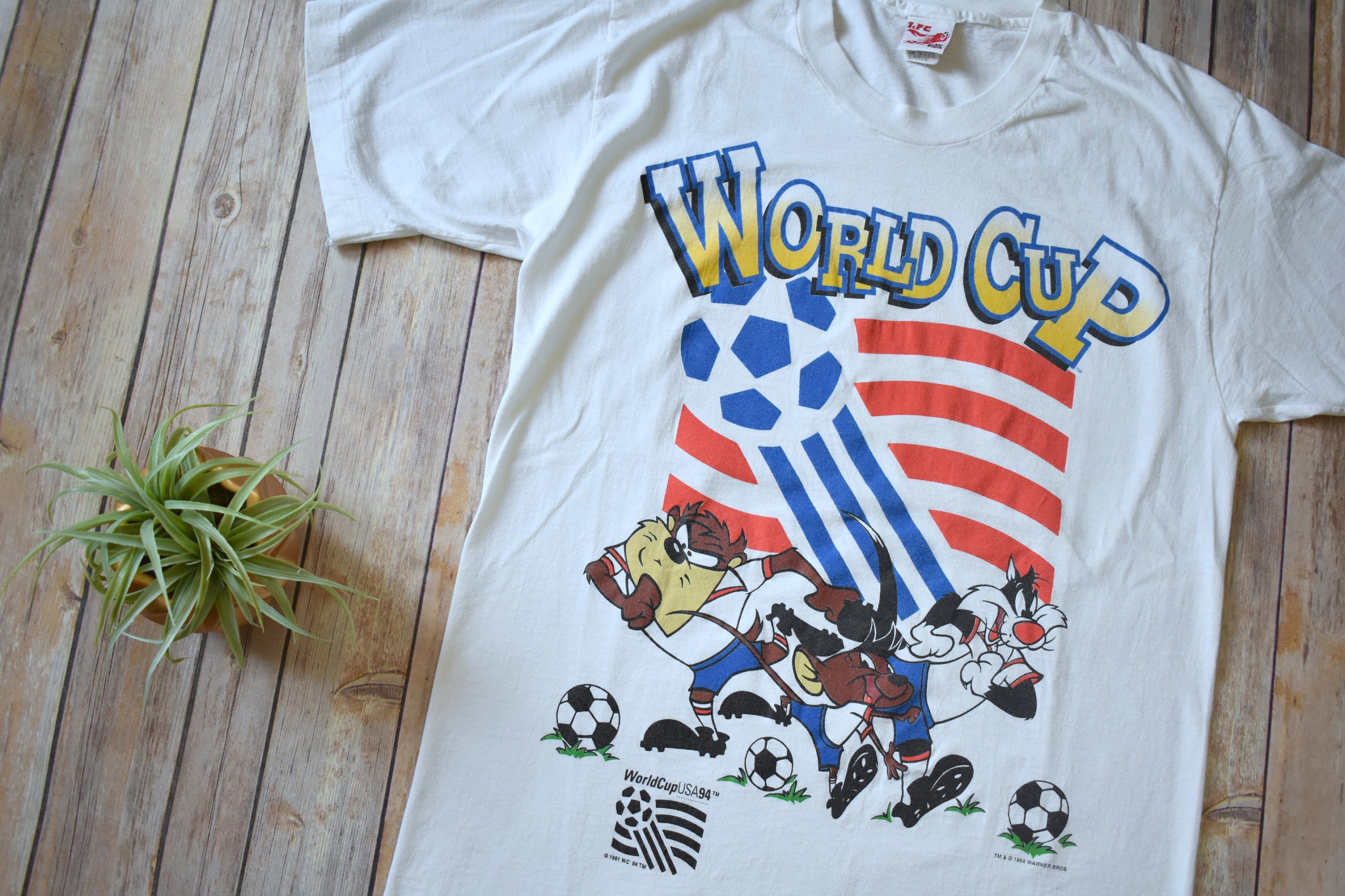 1994 WORLD CUP Looney Tunes Soccer Futbol T-Shirt // Size Medium Mens  Womens // Warner Bros. USA 94 90s 1990s White Tee Taz Tasmanian Devil