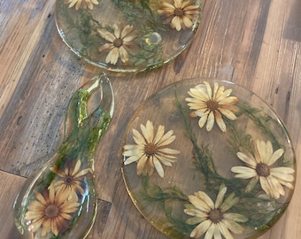 Stunning Three Piece Lucite Daisy Set Trivets and Spoon Rest