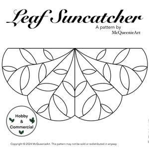 Peut inclure: Un motif imprimable en noir et blanc pour un attrape-soleil en forme de feuille. Le motif est destiné à un usage personnel et commercial. Le motif est de McQueenieArt. Le texte "Leaf Suncatcher" est en haut de la page. Le texte "A pattern by McQueenieArt" est sous le titre. Le texte "Hobby & Commercial" est dans un cercle avec deux feuilles vertes de chaque côté. Le texte "Copyright © 2024 McQueenieArt. This pattern may not be sold or redistributed in anyway" est en bas de la page. Le texte "@MCQUEENIE_ART" est dans le coin inférieur droit de la page.
