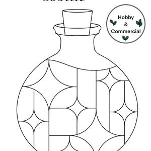 Può includere: Illustrazione in bianco e nero di una bottiglia rotonda con tappo di sughero. La bottiglia presenta un design geometrico con forme a diamante. Il testo "ZODIAC" è in alto. Un logo circolare con "Hobby & Commercial" è a destra.
