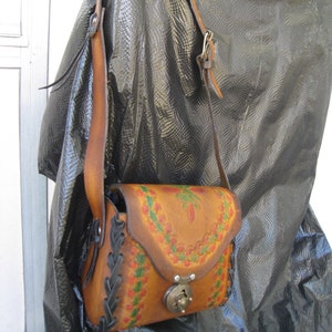 Monedero vintage mexicano de 1973, hecho a mano, de cuero marrón, estilo bohemio hippie, con estampado floral, nuevo y de stock antiguo.