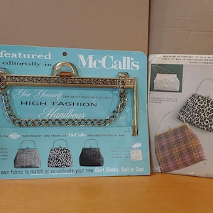 Puede incluir: Juego de patrón y marco de bolso McCall's vintage. El juego incluye un marco de metal dorado con una cadena y un patrón para hacer bolsos. El patrón presenta imágenes de bolsos en varios estilos, incluyendo un diseño de estampado de leopardo y cuadros.