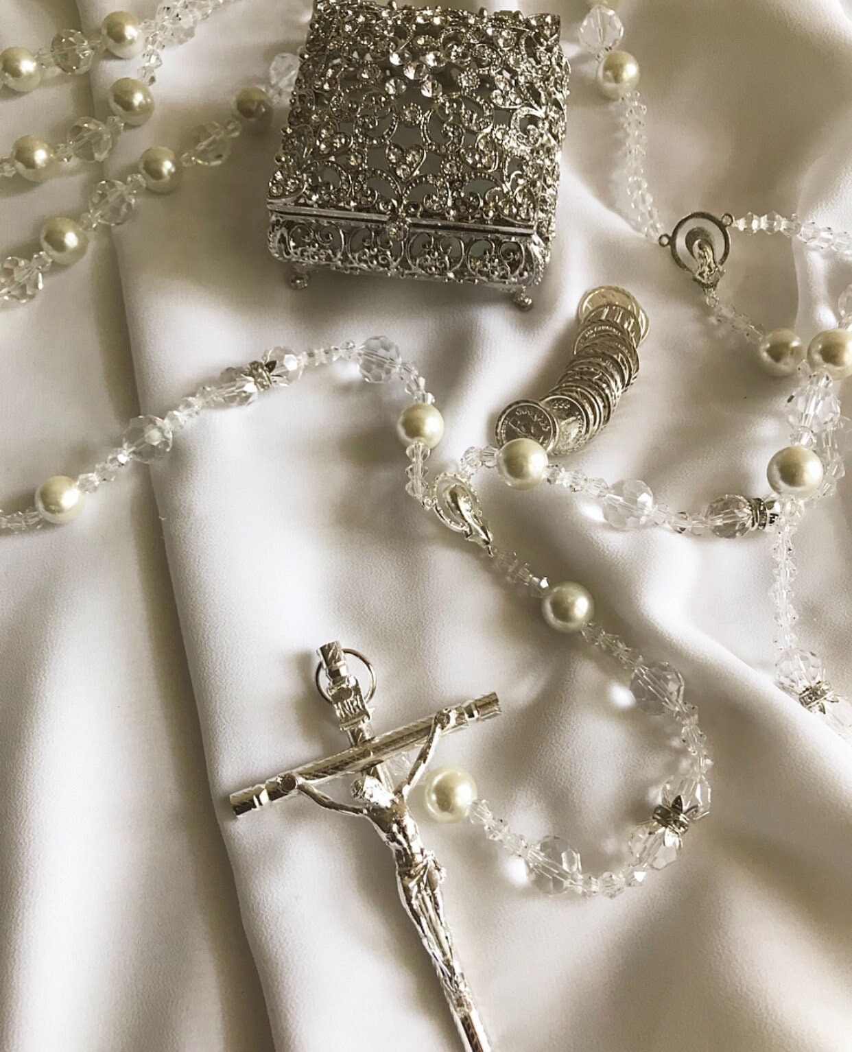 Lazo de Boda Plateado con Arras de Cristal y Cofre de Monedas – Silver  Wedding Lasso \u0026 Unity Coins Set – Handmade Catholic Wedding Kit - Etsy  México, image size:1242x1534