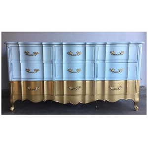 gold dipped dresser Dipped look! #Vintagefurnituremakeover #thecuratedattic #vintagefurniturerefinished #moderninteriorstyle #SaskatoonSmallBusiness #FurnitureStyling #paintandwood #PaintingDIY #dippedlook #dresserdecor