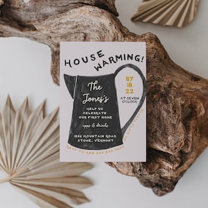 Puede incluir: Una invitación de inauguración de casa con el texto "House Warming!" y "The Jones's" en un diseño de jarra negra. La invitación incluye la fecha, la hora y la dirección, con una solicitud de no regalos. La invitación está sobre un fondo neutro con follaje seco.