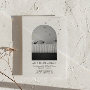 Arco minimalista moderno - Anuncio de nacimiento - Editable e imprimible - Edición de tarjeta + teléfono con mensajes de texto