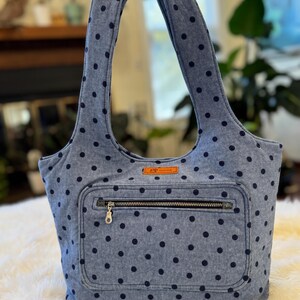 Bolso estilo hobo con lunares elegante