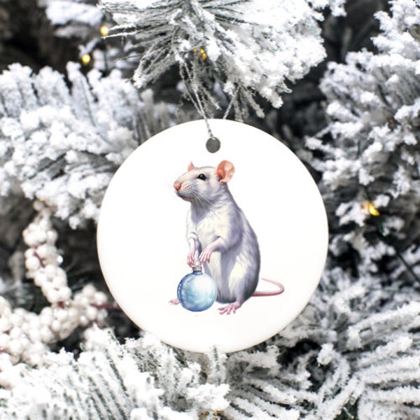 Décoration de Noël à suspendre avec un joli rat tenant une boule.