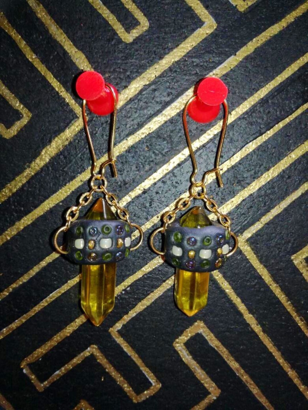 Orecchini a goccia placcati in oro fatti a mano: gioielli boho con perle e pietre verdi - Italia Orecchini a goccia placcati in oro fatti a mano: gioielli boho con perle e pietre verdi - Italia
