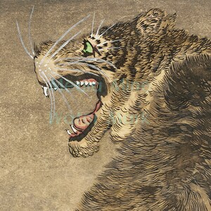 K&ouml;nnte beinhalten: Nahaufnahme eines knurrenden Tigerkopfes, in Schwarz und Braun auf beigefarbenem Hintergrund gezeichnet. Der Tiger hat den Mund ge&ouml;ffnet, wodurch scharfe Z&auml;hne und eine rosafarbene Zunge sichtbar werden. Das gr&uuml;ne Auge des Tigers ist zu sehen, und seine Schnurrhaare sind detailliert gezeichnet.