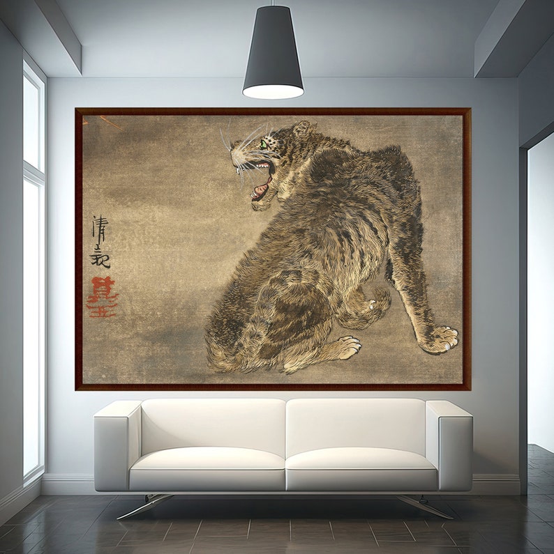 K&ouml;nnte beinhalten: Ein Vintage-japanisches Gem&auml;lde eines knurrenden Tigers mit gr&uuml;nen Augen, der auf einem beigefarbenen Hintergrund sitzt. Das Gem&auml;lde ist in einem braunen Holzrahmen gerahmt. Die japanischen Schriftzeichen "青龍" sind in Rot auf der linken Seite des Gem&auml;ldes geschrieben.