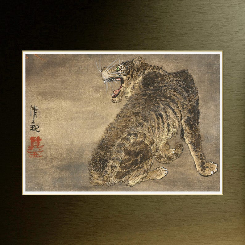 K&ouml;nnte beinhalten: Eine detaillierte Illustration eines knurrenden Tigers in sitzender Position, in Braun- und Schwarzt&ouml;nen auf beigefarbenem Hintergrund dargestellt. Die gr&uuml;nen Augen des Tigers sind prominent, und das Bild enth&auml;lt das japanische Zeichen f&uuml;r "Tiger" in Rot.