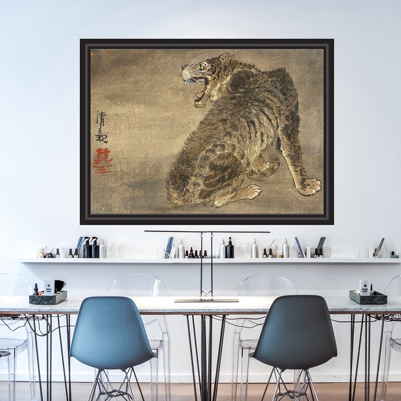 K&ouml;nnte beinhalten: Ein japanischer Holzschnitt aus der Zeit, der einen knurrenden Tiger in sitzender Position zeigt. Der Tiger ist in Braun- und Schwarzt&ouml;nen dargestellt, mit einer detaillierten Darstellung seines Fells. Der Hintergrund ist ein ged&auml;mpftes Beige mit einem roten Siegel, auf dem "清-致" steht.