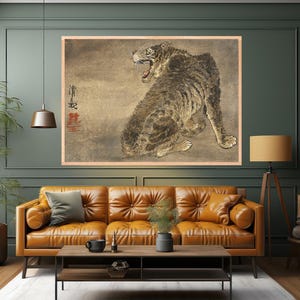 K&ouml;nnte beinhalten: Ein japanischer Holzschnitt aus der Zeit, der einen Tiger mit offenem Maul im Br&uuml;llen zeigt. Der Tiger ist braun und schwarz mit wei&szlig;en Streifen. Der Hintergrund ist hellbeige mit den japanischen Schriftzeichen "清-美" in Rot.