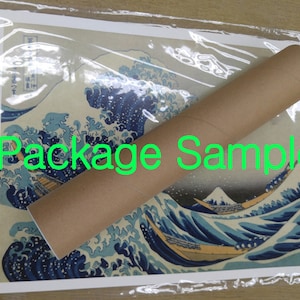 K&ouml;nnte beinhalten: Eine braune Pappr&ouml;hre mit dem aufgedruckten Text "Package Sample". Die R&ouml;hre ist um einen Druck eines japanischen Wellendesigns mit einem Berg im Hintergrund gewickelt.
