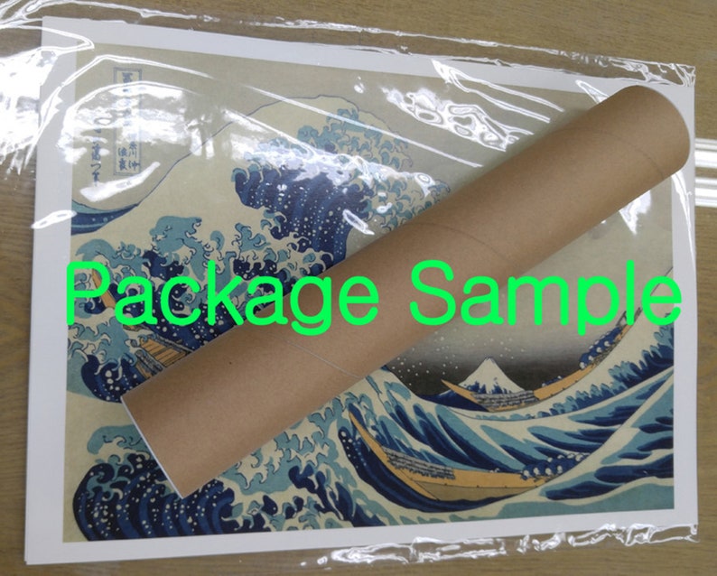 K&ouml;nnte beinhalten: Eine braune Pappr&ouml;hre mit dem aufgedruckten Text "Package Sample". Die R&ouml;hre ist um einen Druck eines japanischen Wellendesigns mit einem Berg im Hintergrund gewickelt.