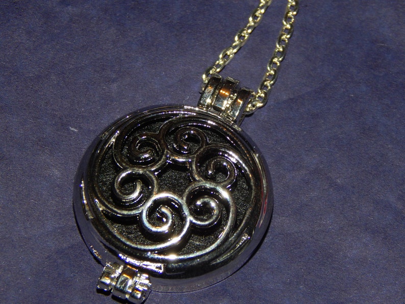 Change Scents AROMATHERAPY LOCKET ~ Shooting Star Design Locket on a 24 Silvertone Chain ~ Essential Oil Diffuser Necklace ~ Change Color