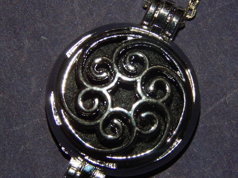 Change Scents AROMATHERAPY LOCKET ~ Shooting Star Design Locket on a 24 Silvertone Chain ~ Essential Oil Diffuser Necklace ~ Change Color