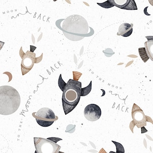 Puede incluir: Un patrón sin costuras con ilustraciones de acuarela de cohetes, planetas, estrellas y el texto "To the moon and back". El diseño está en tonos de gris, marrón y azul sobre un fondo blanco.